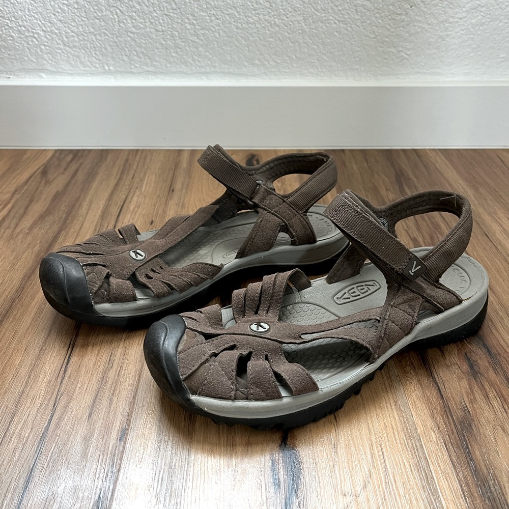 Woman’s Keen brown leather hiking sport sandals size 9